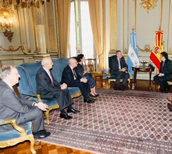 Don Felipe y el Presidente electo de la Nación Argentina durante la reunión que mantuvieron en el Palacio San Martín, junto a las delegaciones español