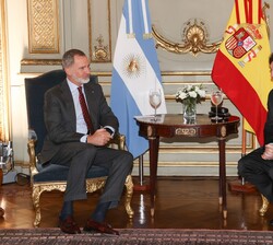 Su Majestad el Rey conversa con Su Excelencia Javier Gerardo Milei, Presidente electo de la Nación Argentina, durante el encuentro que mantuvieron en 