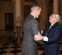 Su Majestad el Rey recibe el saludo de Su Excelencia Alberto Fernández, Presidente de la Nación Argentina, a su llegada a la Casa de Gobierno (Casa Ro