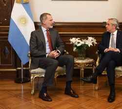Don Felipe conversa con Su Excelencia Alberto Fernández, Presidente de la Nación Argentina, durante el encuentro que mantuvieron en la Casa de Gobiern