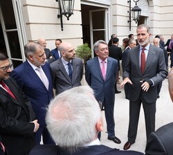 Su Majestad el Rey en la sede de la Embajada de España en Buenos Aires, donde pudo charlar con una representación de la colectividad española en Argen