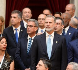 Su Majestad el Rey, en el estrado del Hemiciclo del Congreso Nacional, acompañado de Su Excelencia Santiago Peña, Presidente de la República del Parag