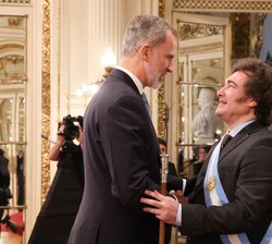 Su Majestad el Rey saluda a Su Excelencia Javier Gerardo Milei, Presidente de la Nación Argentina