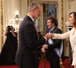 Su Majestad el Rey saluda a la vicepresidenta de la Nación Argentina, Victoria Villarruel