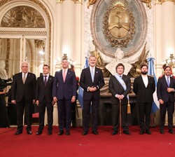 Foto de Familia de Su Majestad el Rey, el Presidente argentino Javier Gerardo Milei y los jefes de Estado y de Gobierno asistentes a su Toma de Mando 