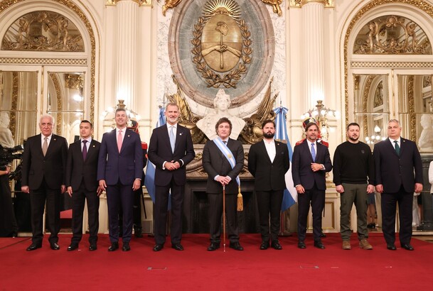 Foto de Familia de Su Majestad el Rey, el Presidente argentino Javier Gerardo Milei y los jefes de Estado y de Gobierno asistentes a su Toma de Mando 