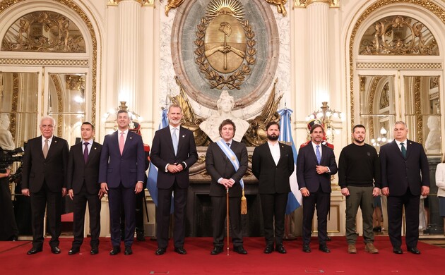 Foto de Familia de Su Majestad el Rey, el Presidente argentino Javier Gerardo Milei y los jefes de Estado y de Gobierno asistentes a su Toma de Mando 
