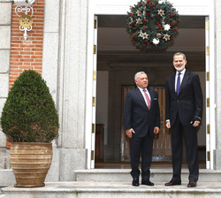 Su Majestad el Rey junto a Su Majestad el Rey Abdalá II de Jordania momentos antes del encuentro