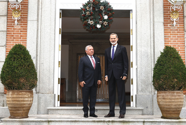 Su Majestad el Rey junto a Su Majestad el Rey Abdalá II de Jordania momentos antes del encuentro