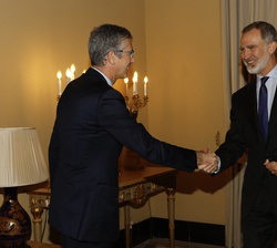 Su Majestad el Rey recibe el saludo del presidente de la Fundación pro-RAE y gobernador del Banco de España, Pablo Hernández de Cos