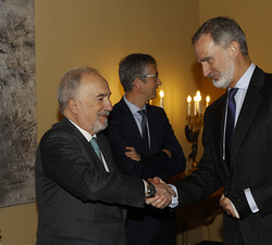 Su Majestad el Rey recibe el saludo del vicepresidente de la Fundación pro-RAE y director de la Real Academia Española, Santiago Muñoz Machado