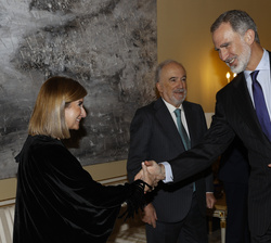 Su Majestad el Rey recibe el saludo de la secretaria general de la Fundación pro-RAE y gerente de la RAE, Ana Murillo