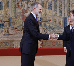 Su Majestad el Rey recibe el saludo del miembro del Patronato de la Fundación pro-RAE, el presidente de La Rioja, Gonzalo Capellán 