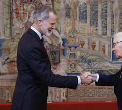 Su Majestad el Rey recibe el saludo del miembro del Patronato de la Fundación pro-RAE, el director honorario de la RAE, Víctor García de la Concha
