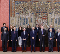 Fotografía de grupo de Su Majestad el Rey con los miembros del Patronato de la Fundación Pro Real Academia Española