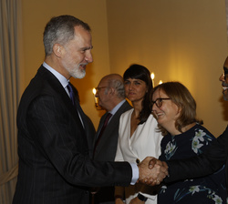 Su Majestad el Rey recibe el saludo del vicepresidente de Asuntos Públicos en productos de Información y Conocimiento de Google, Cristopher Turner