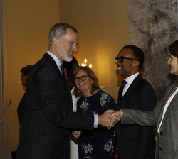 Su Majestad el Rey recibe el saludo de la directora general de Google España y Portugal, Fuencisla Clemares