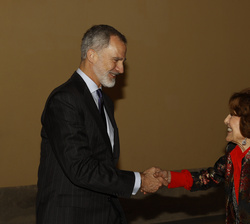 Su Majestad el Rey recibe el saludo de la directora de la RAE, Carmen Iglesias