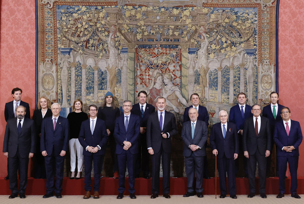 Fotografía de grupo de Su Majestad el Rey con los miembros del Patronato de la Fundación Pro Real Academia Española
