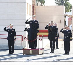 Su Majestad el Rey durante los Honores de Ordenanza