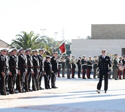 Su Majestad el Rey pasa revista a la fuerza
