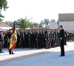 Su Majestad el Rey saluda a la Bandera