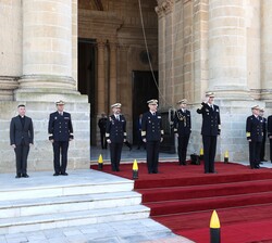 Su Majestad el Rey ocupa su lugar para el desfile de la fuerza