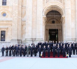 Su Majestad el Rey junto a la dotación de la Escuela de Suboficiales de la Armada
