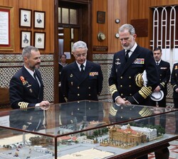 Su Majestad el Rey durante su visita a las instalaciones acompañado por las autoridades