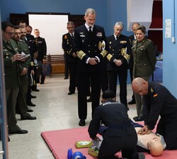 Don Felipe observa un ejercicio de primeros auxilios durante su recorrido por la Escuela de Suboficiales de la Armada