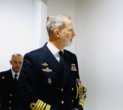 Don Felipe observa una de los cuadros expuestos en su visita