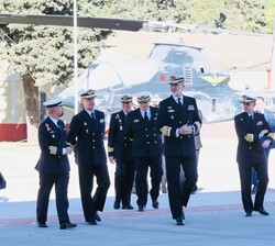 Su Majestad el Rey acompañado por las autoridades se dirige al Panteón de Marinos Ilustres
