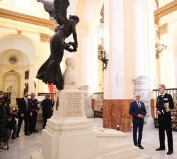 El Rey recibe explicaciones de una de las esculturas expuesta en el Panteón de Marinos Ilustres