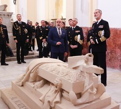 Don Felipe durante su recorrido por el Panteón de Marinos Ilustres
