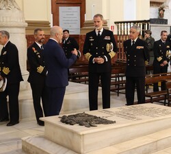 Su Majestad el Rey recibe explicaciones del guía del Panteón de Marinos Ilustres 