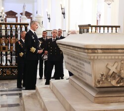 El Rey en un momento de la visita al Panteón de Marinos Ilustres