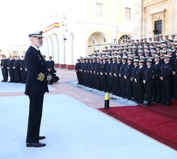 Su Majestad el Rey dirige unas palabras al personal de la Escuela de Suboficiales de la Armada 