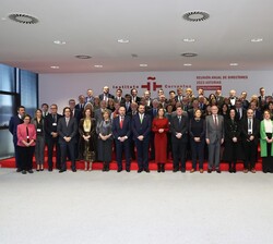 La Reina con los asistentes a la reunión anual de directores de centros del Instituto Cervantes