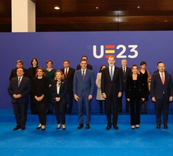 Sus Majestades los Reyes con las autoridades asistentes al concierto de clausura de la Presidencia española del Consejo de la Unión Europea