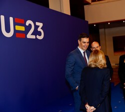 Los Reyes tras su llegada al Auditorio conversan con el presidente del presidente del Gobierno, Pedro Sánchez, el presidente del Senado, Pedro Rollán;