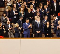 Don Felipe y Doña Letizia acceden al palco del Auditorio Nacional de Música y reciben el cariño del público aisistente