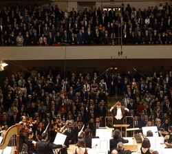 El concierto dio comienzo con la interpretación del Himno Nacional y del Himno de la Unión Europea, a cargo de la Orquesta y Coro Nacionales de España