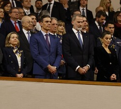 Don Felipe y Doña Letizia durante el minuto de silencio por los incidentes ocurridos en la Universidad de Praga