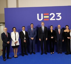 Don Felipe y Doña Letizia, el presidente del Gobierno y el presidente del Senado, con la dirección de la Orquesta y Coro Nacionales; la solista; la ac