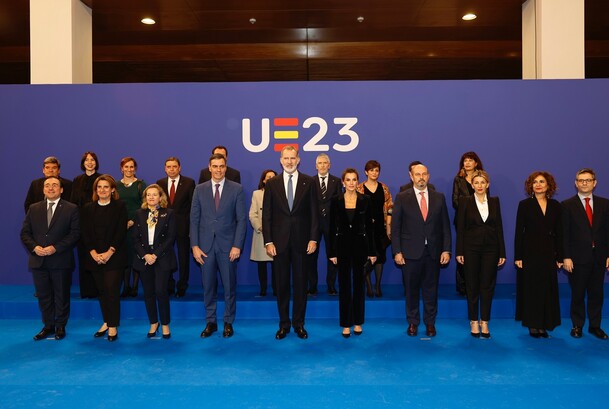 Sus Majestades los Reyes con las autoridades asistentes al concierto de clausura de la Presidencia española del Consejo de la Unión Europea