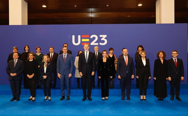 Sus Majestades los Reyes con las autoridades asistentes al concierto de clausura de la Presidencia española del Consejo de la Unión Europea