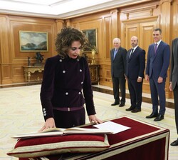 La vicepresidenta primera del Gobierno y ministra de Hacienda, María Jesús Montero Cuadrado, promete su cargo ante Su Majestad el Rey