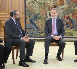 Su Majesad el Rey conversa con los asistentes a la audiencia 
