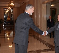 Su Majestad el Rey recibe el saludo del presidente de Fundación CRE100DO, Carlos Mira