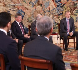 Don Felipe en un momento del acto acompañado de los miembros del Patronato de la Fundación CRE100DO
